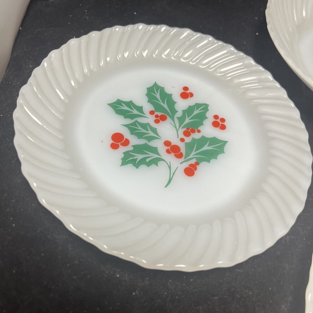 Vtg 5 Piece Place Setting Termocrisa Milk Glass Holly Berry Christmas - Picture 4 of 7